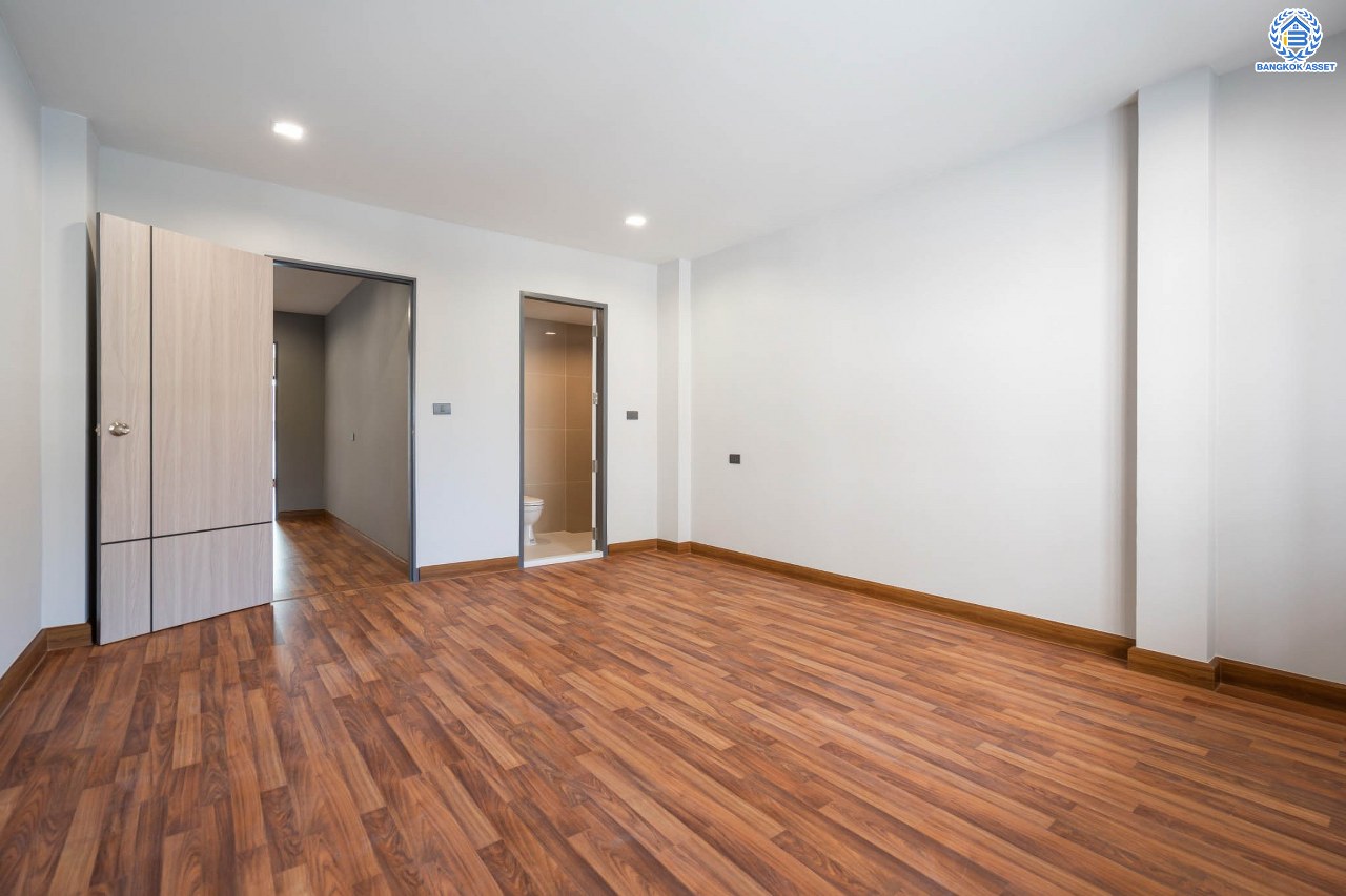 บ้านมือสองตกแต่งใหม่ โครงการ เมืองเอก โครงการ8  วิภาวดี-รังสิต บ้านเดี่ยวหลังใหญ่ บนเนื้อที่ 105 ตร.ว. พื้นที่ใช้สอยเยอะถึง 444 ตร.ม. พร้อมฟังก์ชัน 3 ห้องนอน 5 ห้องน้ำ 1 ห้องอเนกประสงค์ 1 ห้องแม่บ้าน จอดรถได้ 2 คัน สุดยอดทำเล เชื่อมต่อทุกการเดินทาง ใกล้จุดขึ้นทางด่วน "ศรีสมาน" และมหาวิทยาลัยรังสิต